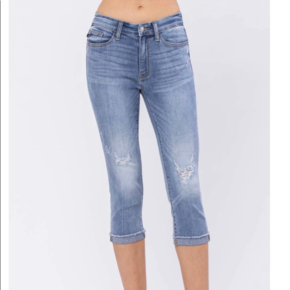 Judy Blue Light Wash Raw Hem Capris - Style 82249